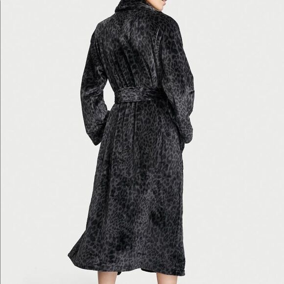 VICTORIA'S SECRET
Plush Long Robe With Matching Slippers - Picture 4 of 5